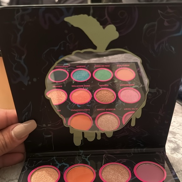 New Disney villains eyeshadow palette - Picture 3 of 4